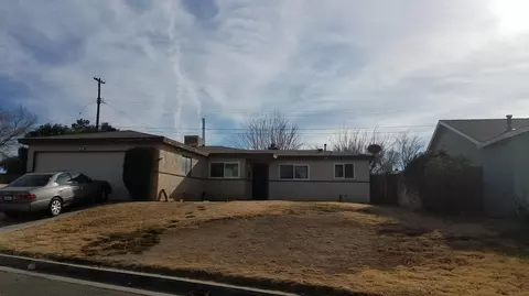 526 E Newgrove St, Lancaster, CA 93535 photo 1