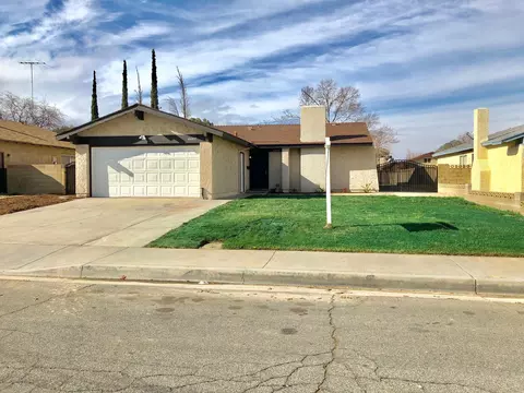 44437 Fenhold St, Lancaster, CA 93535 photo 2
