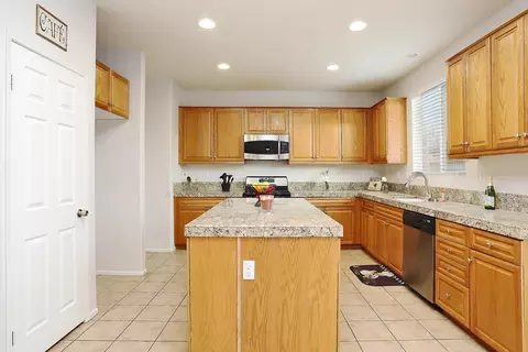 2726 E Newgrove St, Lancaster, CA 93535 photo 17