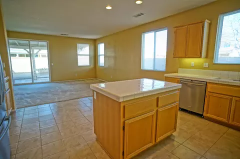 1147 James Ct, Lancaster, CA 93535 photo 4