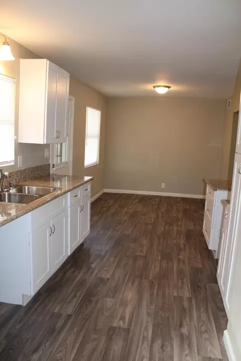 15973 Lawrence Dr, Mojave, CA 93501 photo 4