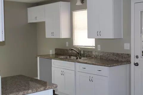 15973 Lawrence Dr, Mojave, CA 93501 photo 2