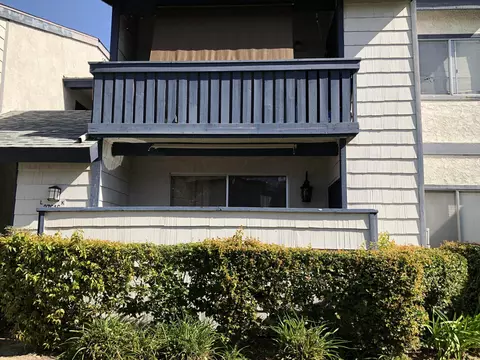 27616 Susan Beth Way UNIT E, Santa Clarita, CA 91350 photo 2
