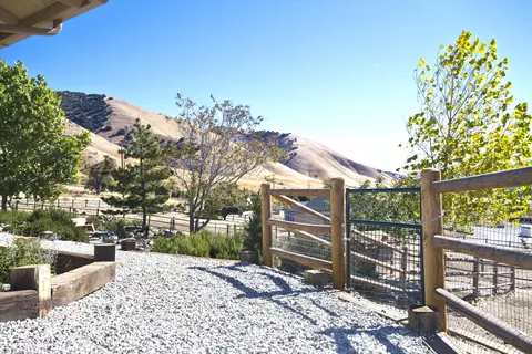 25300 Bear Valley Rd, Tehachapi, CA 93561 photo 5