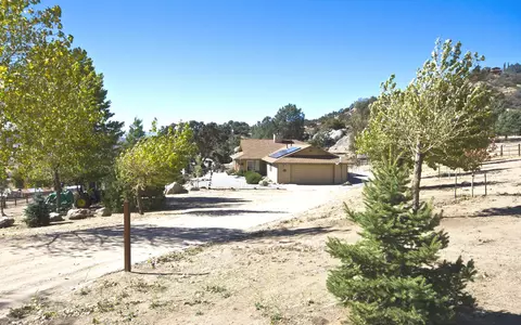 25300 Bear Valley Rd, Tehachapi, CA 93561 photo 3