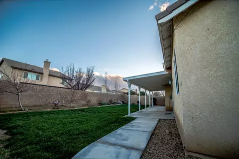 2032 Astor Ct, Lancaster, CA 93536 photo 2