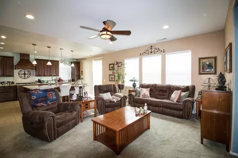 1001 Laura Ln, Tehachapi, CA 93561 photo 2