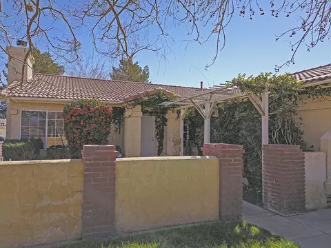 43930 E 11th St, Lancaster, CA 93535 photo 2