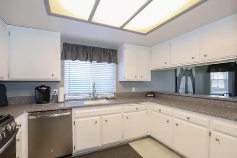563 E Ave J 10, Lancaster, CA 93535 photo 14