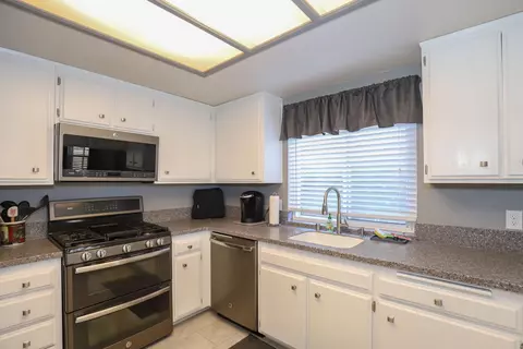 563 E Ave J 10, Lancaster, CA 93535 photo 12