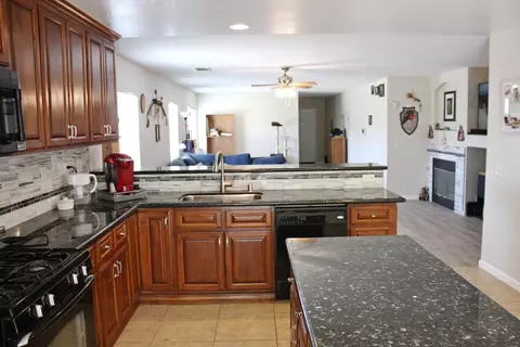 1824 E Ivesbrook St, Lancaster, CA 93535 photo 5