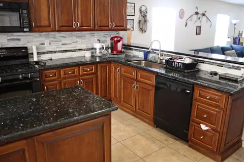 1824 E Ivesbrook St, Lancaster, CA 93535 photo 9