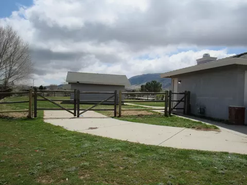 21520 San Gabriel Dr, Tehachapi, CA 93561 photo 4