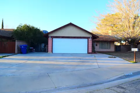 1025 E Newgrove St, Lancaster, CA 93535 photo 3