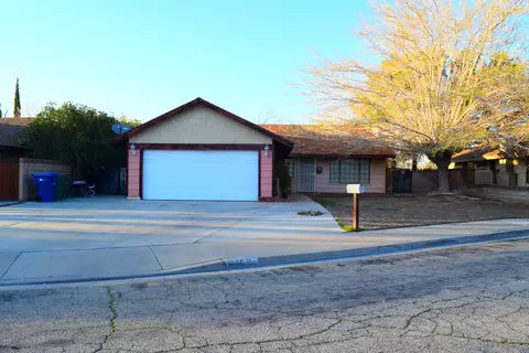 1025 E Newgrove St, Lancaster, CA 93535 photo 2