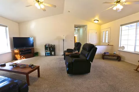 22751 Saddleback Dr, Tehachapi, CA 93561 photo 3