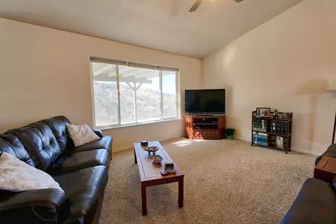 22751 Saddleback Dr, Tehachapi, CA 93561 photo 4