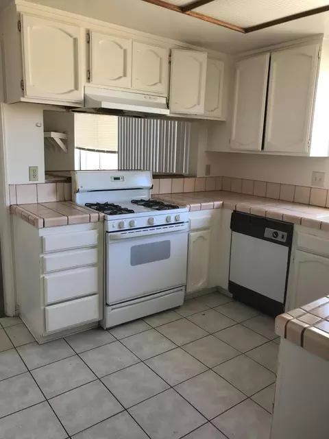 535 E Ivesbrook St, Lancaster, CA 93535 photo 4