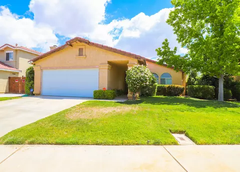 43808 Fallon Dr, Lancaster, CA 93535 photo 2