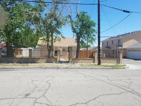 221 W Kettering St, Lancaster, CA 93534 photo 1