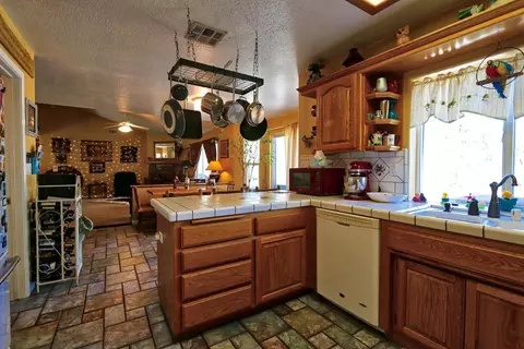 23081 Lakeview Dr, Tehachapi, CA 93561 photo 14