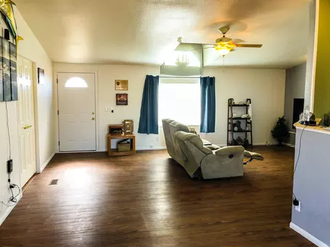 9232 W 60th St, Mojave, CA 93501 photo 2