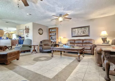 573 E Avenue J1, Lancaster, CA 93535 photo 2