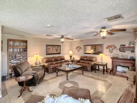 573 E Avenue J1, Lancaster, CA 93535 photo 3