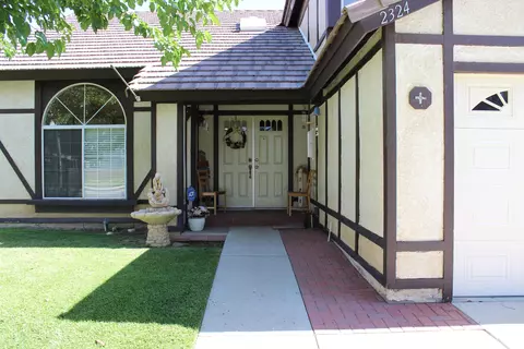 2324 E Kettering St, Lancaster, CA 93535 photo 2