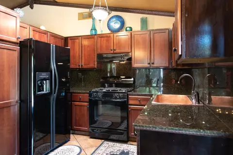 202 Chestnut Ct, Tehachapi, CA 93561 photo 3