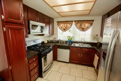 2013 Ivesbrook Street St E, Lancaster, CA 93535 photo 4