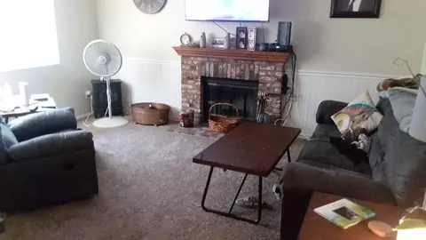 1041 Lightcap St, Lancaster, CA 93535 photo 3