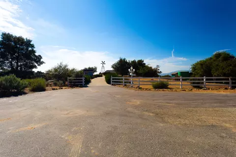 23201 Fondue Ct, Tehachapi, CA 93561 photo 3