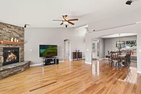 25640 Paramount Dr, Tehachapi, CA 93561 photo 5