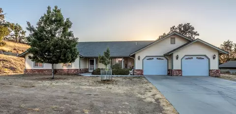 17701 Tanforan Dr, Tehachapi, CA 93561 photo 2