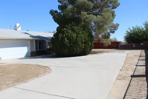 17867 Lakespring Ave, Palmdale, CA 93591 photo 2