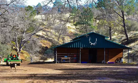 19151 Backes Ln, Tehachapi, CA 93561 photo 3