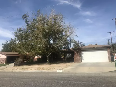 543 Nugent St E, Lancaster, CA 93535 photo 2