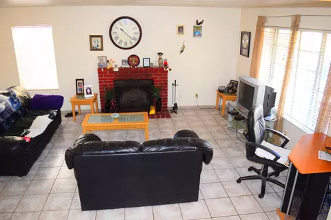 37723 Sandra Ln, Palmdale, CA 93550 photo 2