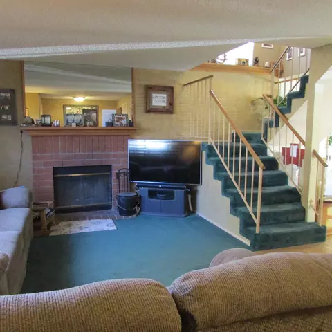 618 Ivyton St E, Lancaster, CA 93535 photo 5