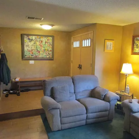 618 Ivyton St E, Lancaster, CA 93535 photo 3