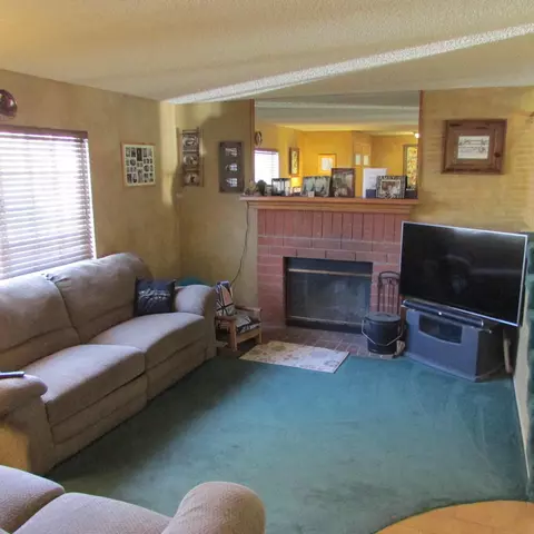 618 Ivyton St E, Lancaster, CA 93535 photo 4
