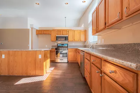 40027 Denham Dr, Palmdale, CA 93551 photo 2