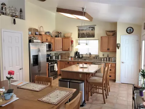 746 Whitlatch Dr E, Lancaster, CA 93535 photo 2