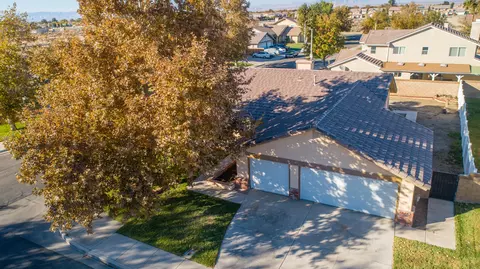 2035 Lightcap St, Lancaster, CA 93535 photo 2