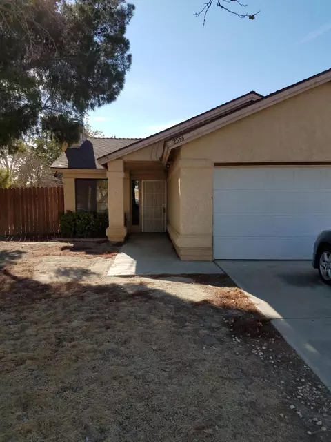 2556 Garnet Ln, Lancaster, CA 93535 photo 2
