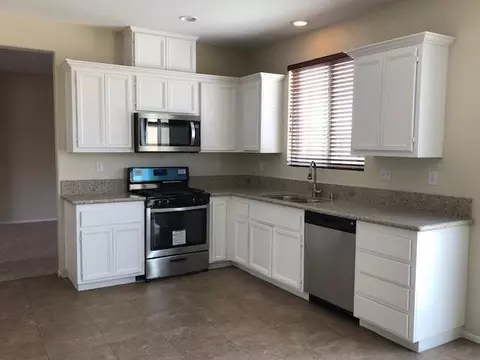 42943 Carpenter Dr, Lancaster, CA 93535 photo 2