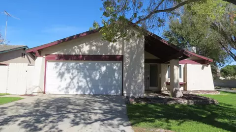 1057 Nugent St E, Lancaster, CA 93535 photo 2