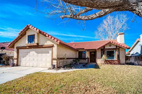 43307 Carpenter Dr, Lancaster, CA 93535 photo 2