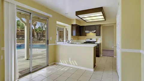 39305 Fallbrook Cir, Palmdale, CA 93551 photo 3